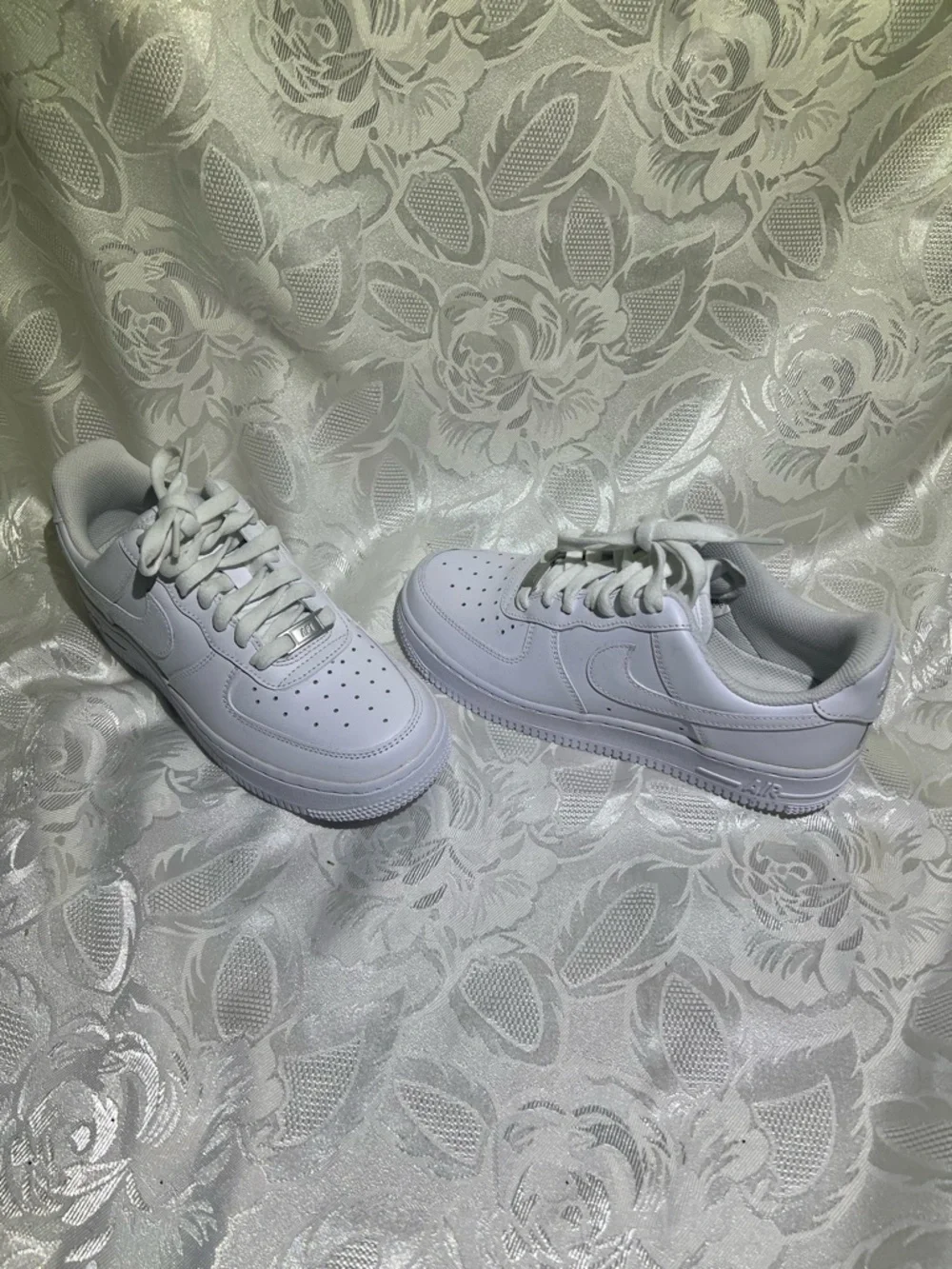 Nike White Mesh-Lined Low-Top Sneakers - Picture 2 of 9